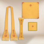 Casulla romana bordada con IHS dorado