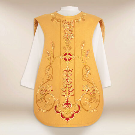 Casulla romana bordada con IHS dorado