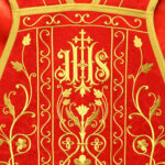 Casulla romana bordada en color rojo