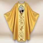 Casulla con la imagen de San Maximiliano María Kolbe