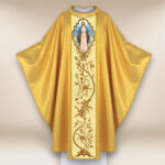 Casulla con imagen de la Madre de Dios Inmaculada