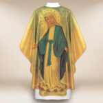 Casulla dorada con imagen de la Madre de Dios Inmaculada