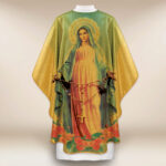 Casulla dorada con la imagen de Madre de Dios del Rosario