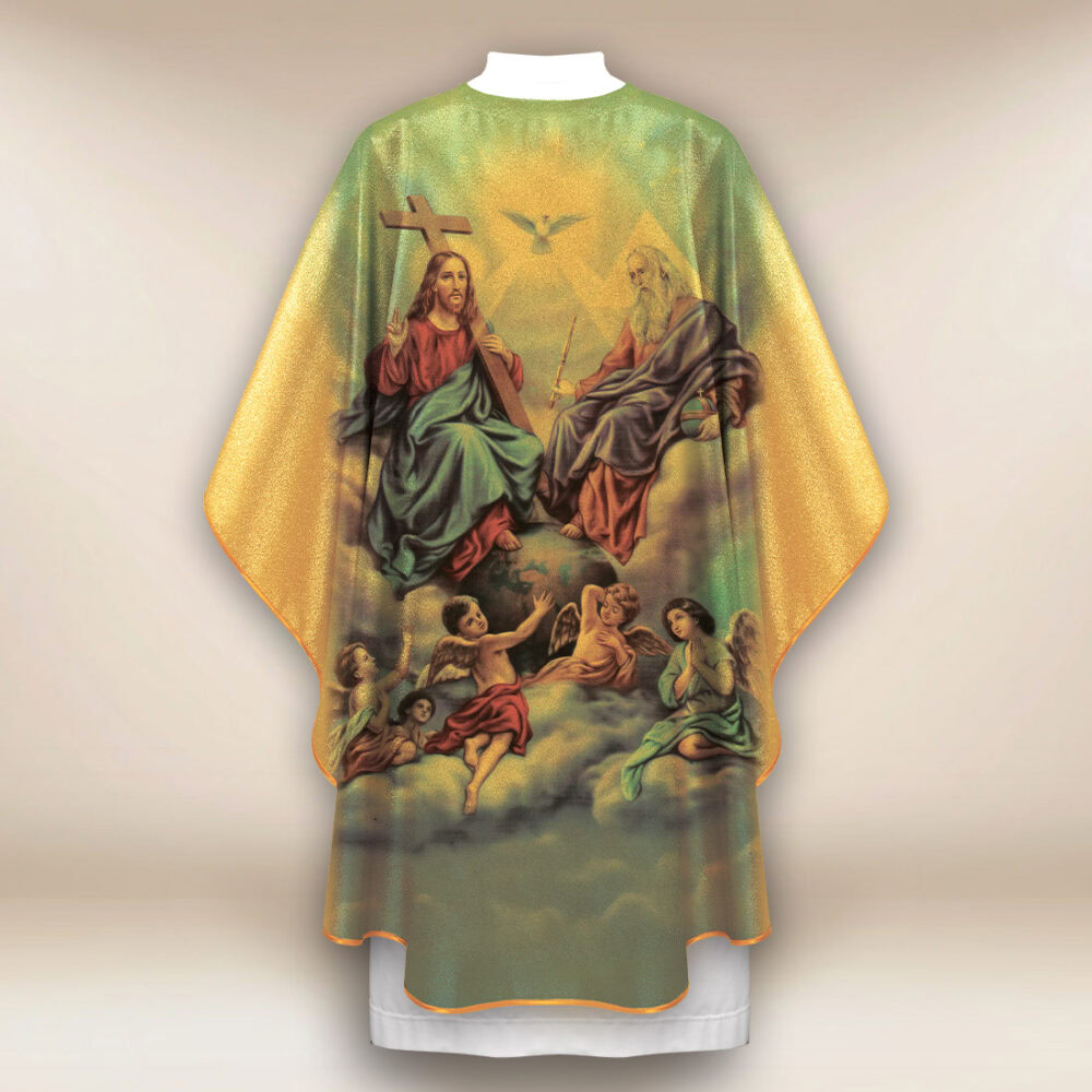 Casulla dorada con imagen de la Santísima Trinidad