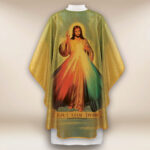 Casulla dorada con imagen de Jesús Misericordioso