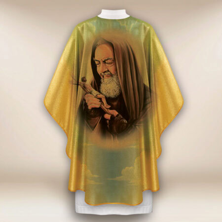 Casulla dorada con imagen de San Padre Pío