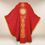 Casulla bordada roja con IHS