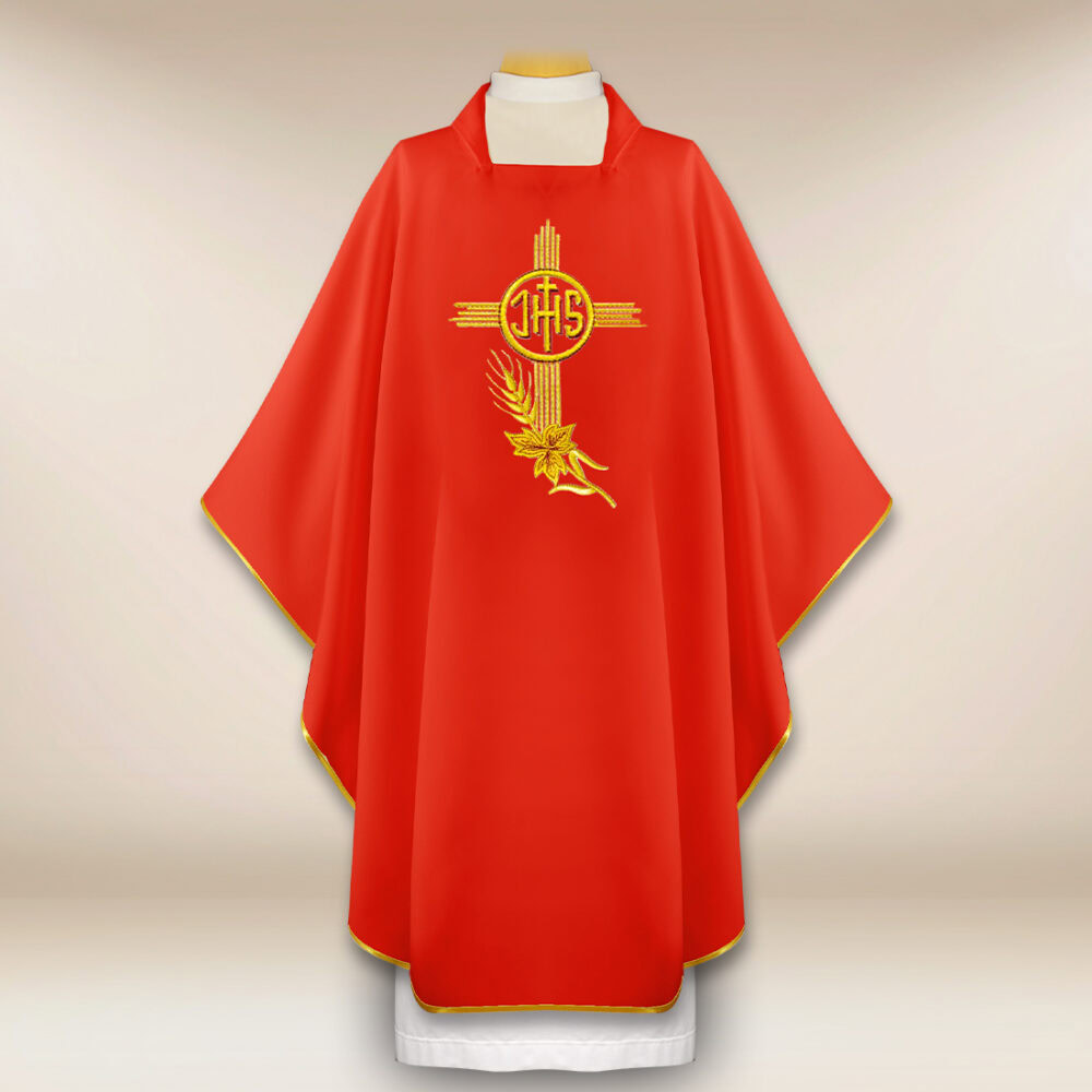 Casulla litúrgica bordada con IHS roja