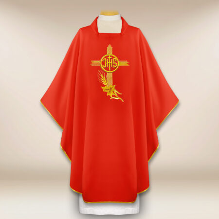 Casulla litúrgica bordada con IHS roja