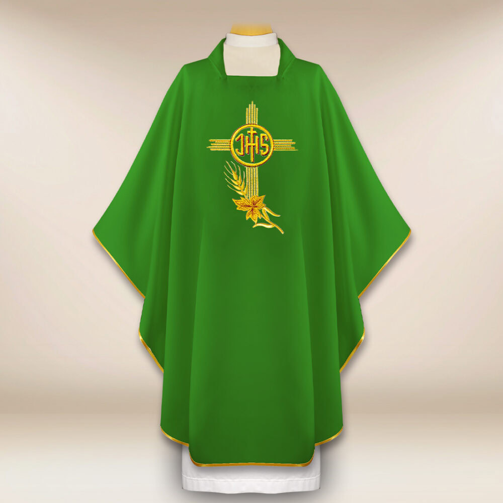 Casulla litúrgica bordada con IHS verde