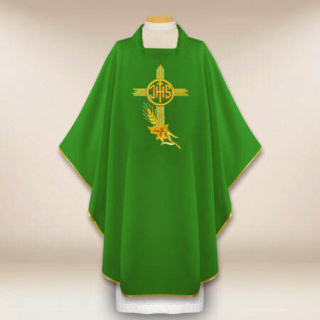 Casulla litúrgica bordada con IHS verde