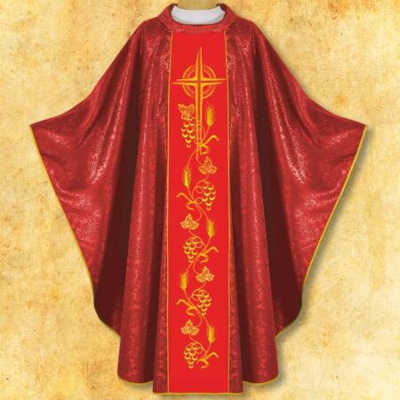 Casulla roja con pasamanería bordada