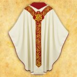 Casulla litúrgica ecru con bordado del Espíritu Santo
