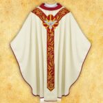 Casulla litúrgica ecru con bordado del Espíritu Santo