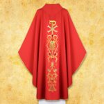 Casulla litúrgica con motivo PX en rojo