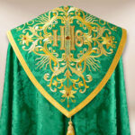 Capa litúrgica bordada en verde