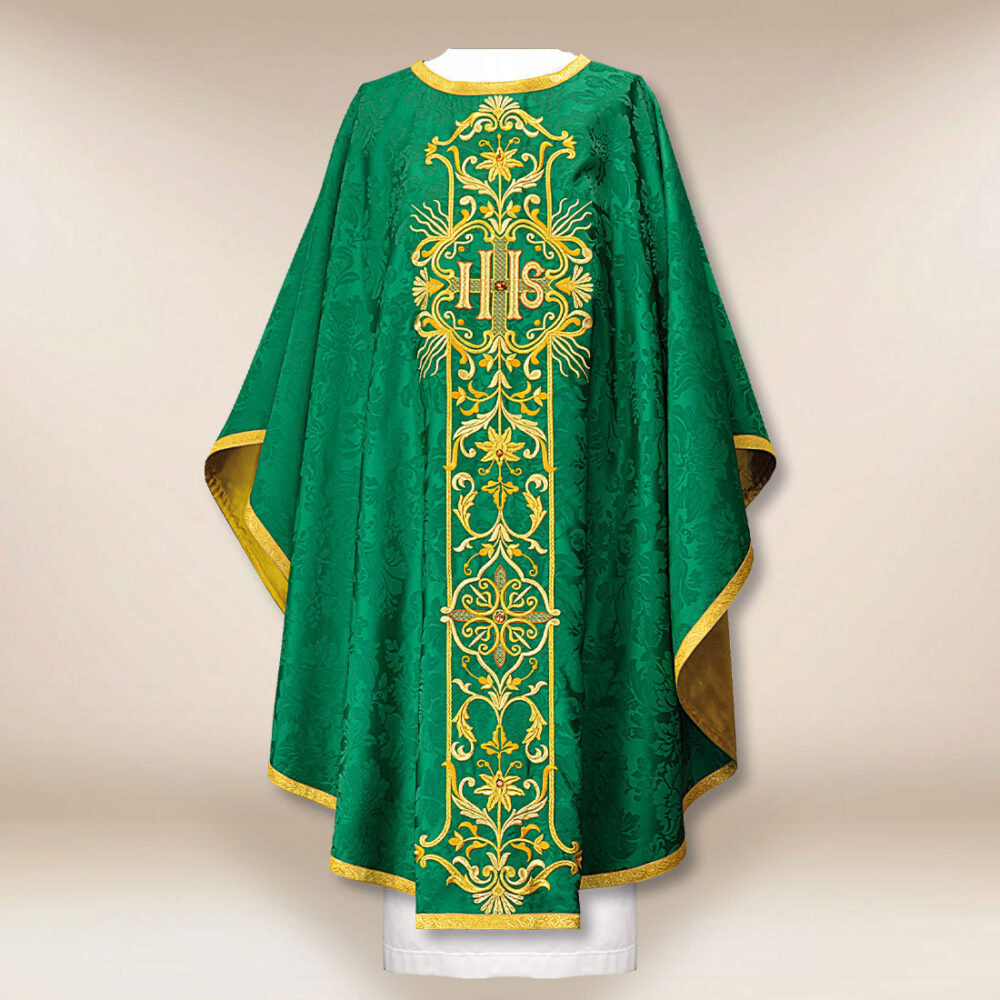 Casulla bordada verde con IHS