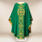 Casulla bordada verde con IHS
