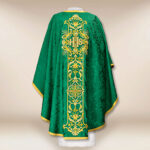 Casulla bordada verde con IHS