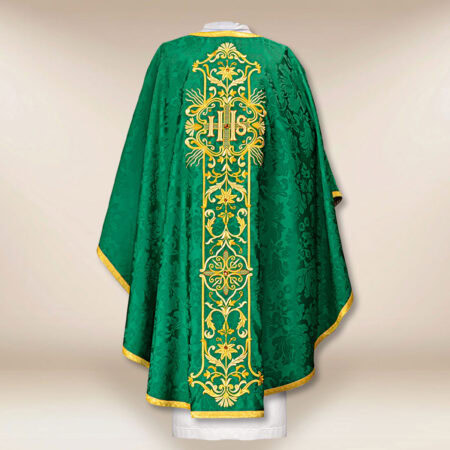 Casulla bordada verde con IHS