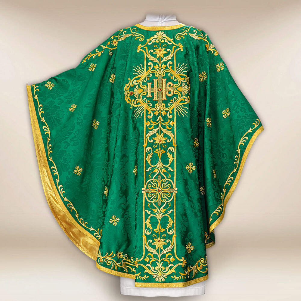 Casulla bordada verde con IHS