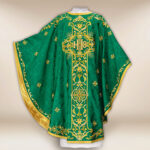 Casulla bordada verde con IHS