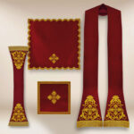 Casulla romana bordada con IHS burdeos