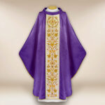 Casulla bordada de jacquard morado