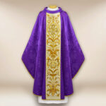 Casulla bordada IHS morada
