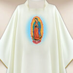Casulla con imagen de Madre de Dios de Guadalupe