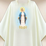 Casulla con imagen Madre de Dios del Rosario