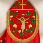Capa pluvial romana bordada en color rojo "Jesús en la Cruz"