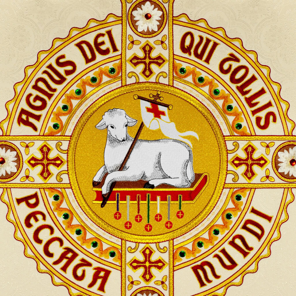 Casulla litúrgica blanca con ornamentación eucarística dorada