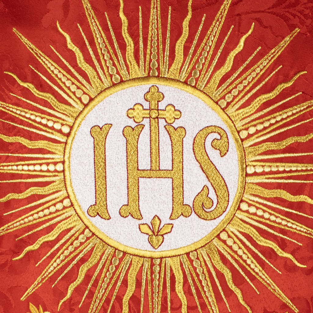 Detalle del bordado dorado en colección Ignis Sanctus