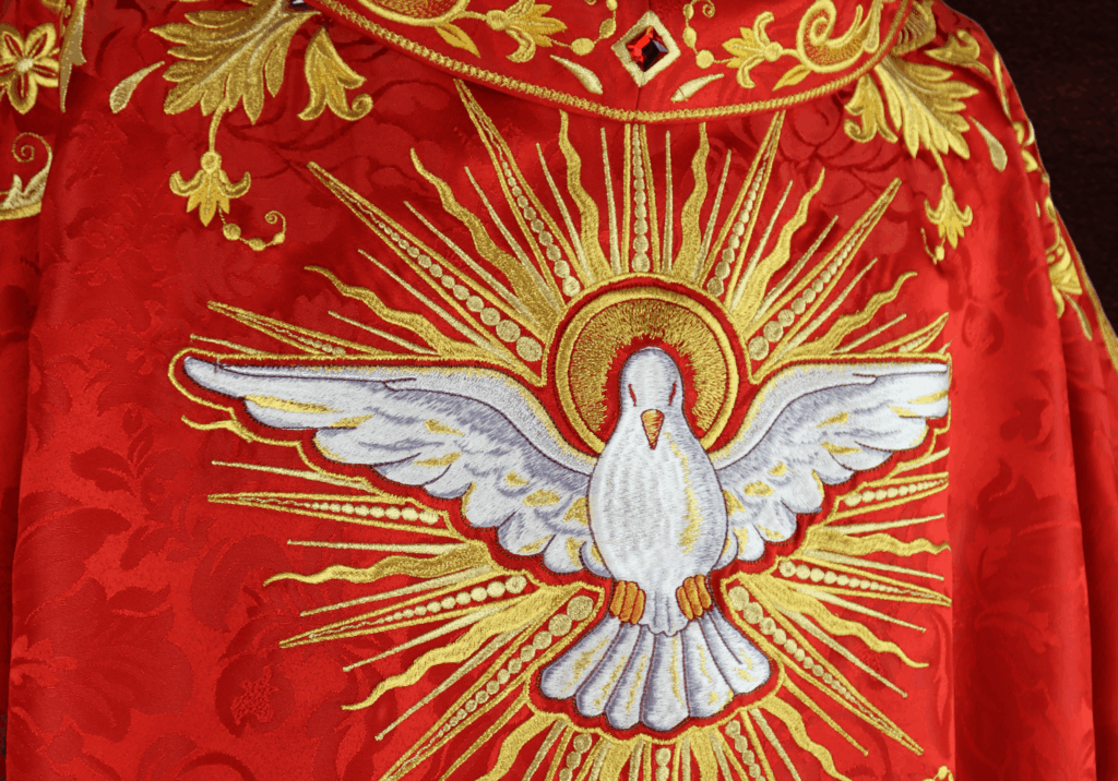 Casulla roja litúrgica con bordado IHS dorado