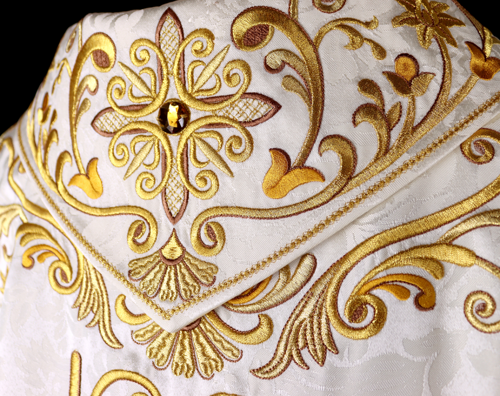 Casulla litúrgica blanca con simbolismo de la Divina Misericordia