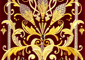 Detalle ornamental dorado y burdeos en casulla litúrgica Pietre E Oro