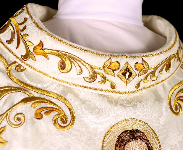 Detalle del bordado litúrgico dorado de la colección Jesús Misericordioso