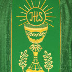 Casulla con pasamanería bordada