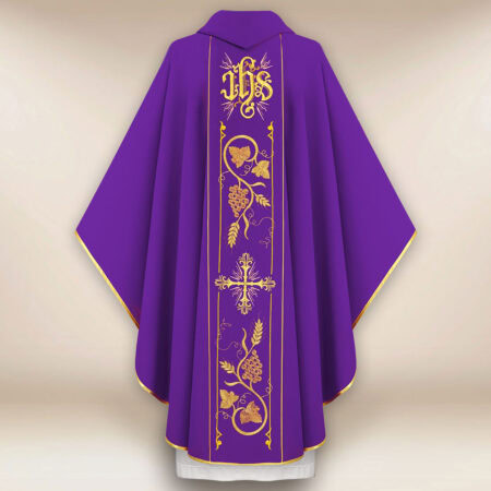 Casulla con pasamanería bordada