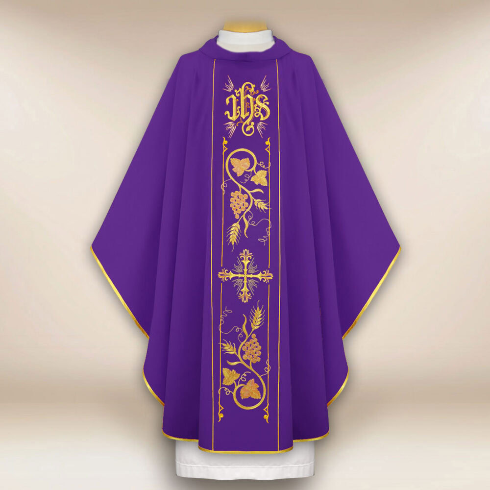 Casulla con pasamanería bordada