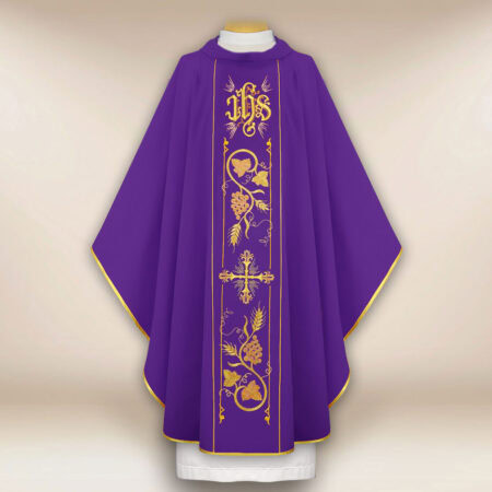 Casulla con pasamanería bordada