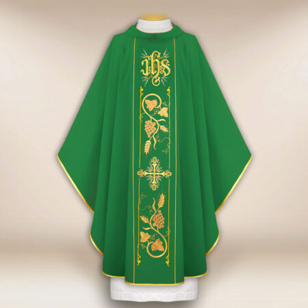 Casulla con pasamanería bordada