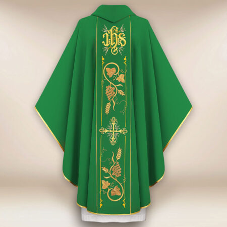 Casulla con pasamanería bordada