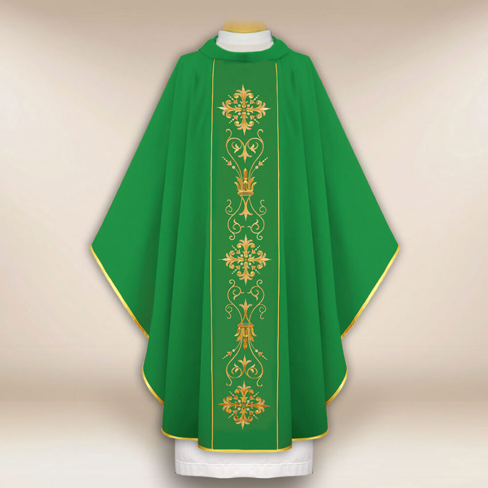 Casulla con pasamanería bordada