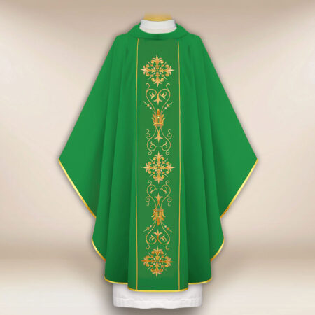 Casulla con pasamanería bordada