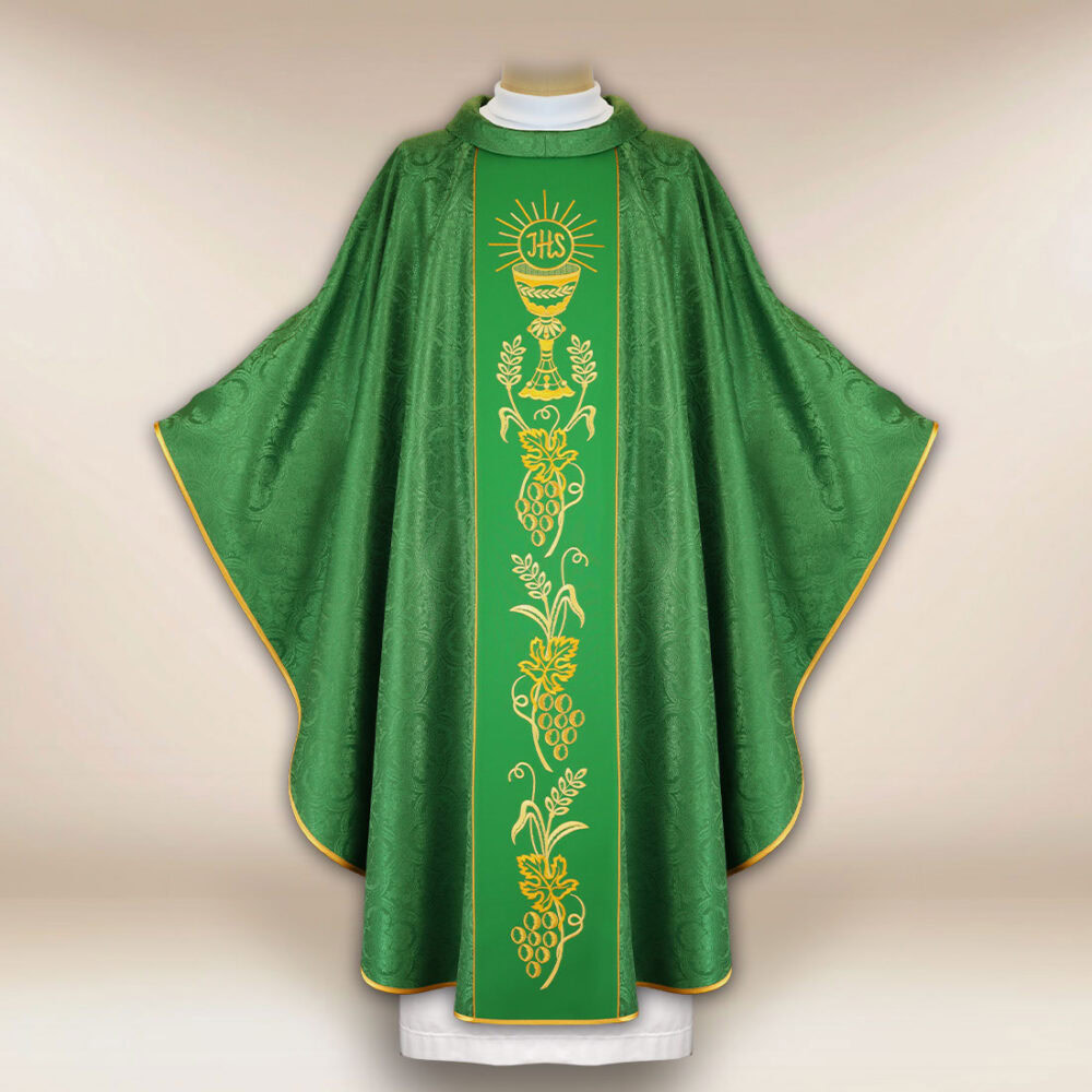 Casulla con pasamanería bordada