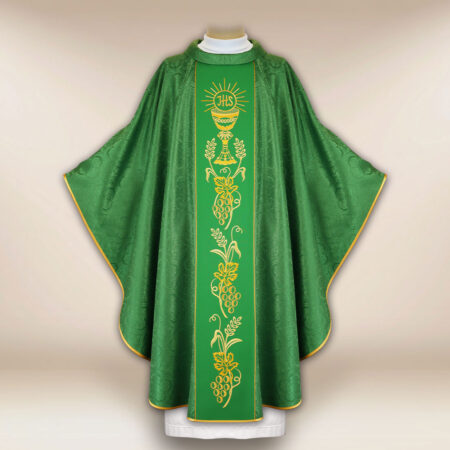 Casulla con pasamanería bordada