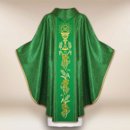 Casulla con pasamanería bordada