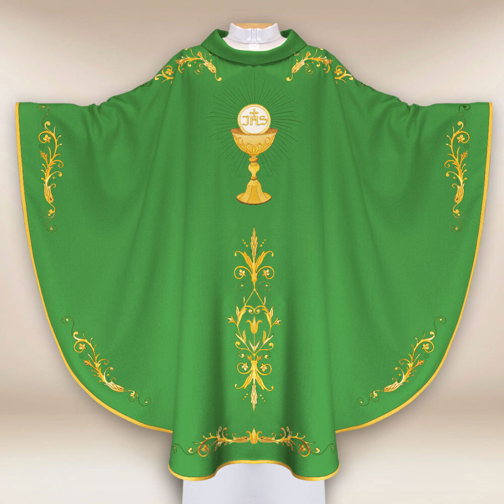 Casulla bordada verde con cáliz